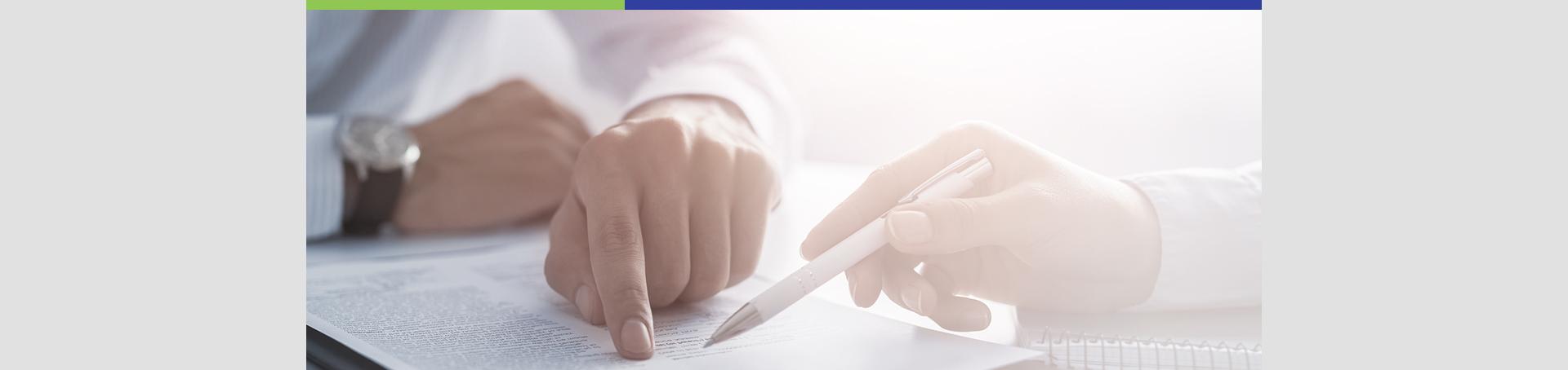 Palec wskazuje na fragment tekstu